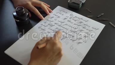 一位年轻女子用刻字技巧在纸上书写书法的特写镜头。 她写<strong>结婚誓言</strong>爱