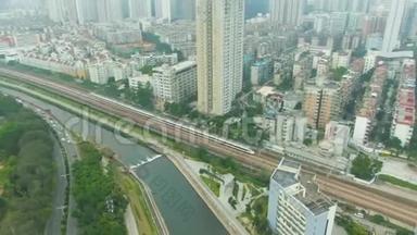深圳城市和路过的火车。 中国。 空中景观