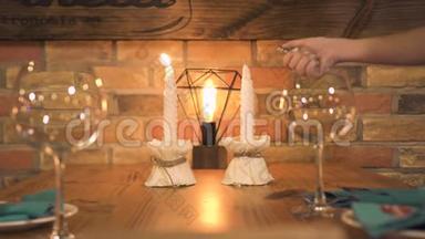 酒杯站在餐桌上，点燃蜡烛，在<strong>餐厅</strong>浪漫<strong>约会</strong>。 服务员点蜡烛