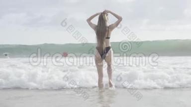 斯丽兰卡<strong>海滩</strong>上美丽的女人穿着<strong>泳装</strong>、海洋、长发行走