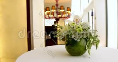 桌上圆形花瓶的花型排列