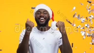 兴奋的非洲裔美国人戴着圣诞帽，表示“是”的手势，<strong>新年祝福</strong>