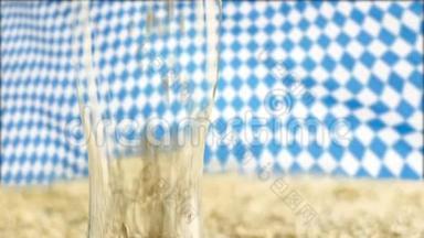 一种特写的啤酒杯，在这种杯子里倒入一种深色、优质的德国优质焦糖麦芽