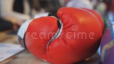 红拳手套躺在拳击比赛评委的桌子上。