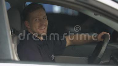 微笑的警察坐在巡逻车里，看着摄像机、法律和<strong>秩序</strong>
