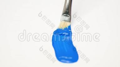 油漆工使用<strong>回火</strong>工艺，用刷子和蓝色油漆