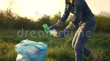 活跃的女人打扫公园里的杂物，把它折叠在一个蓝色的塑料袋里，把包裹拿在手里，然后出去
