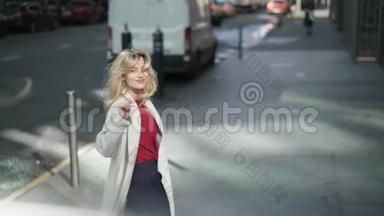穿着白大褂的年轻女子走在街上，向镜头挥手