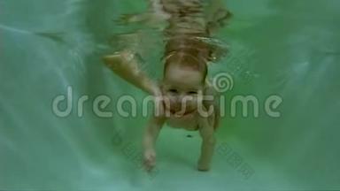<strong>宝宝</strong>游泳。 学习游泳1岁以下的孩子。 在医生、教练的监督下在<strong>浴室</strong>里潜水