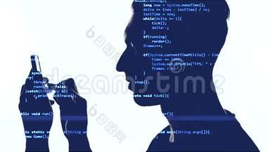 黑客使用带有蓝色代码的智能手机的双重曝光。 智能手机男程序员双重阐述