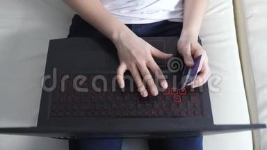 女孩用笔记本电脑数字平板电脑制作<strong>网上销售</strong>购物概念。 生活方式的黑发女人躺在沙发上看着商店