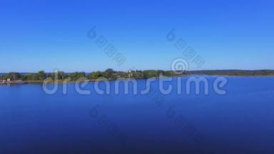 俄罗斯塞利格<strong>湖水</strong>面、海岸和修道院的鸟瞰图