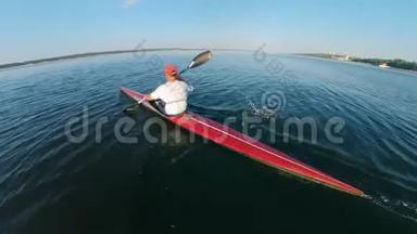 一个人正划着独木舟渡过湖