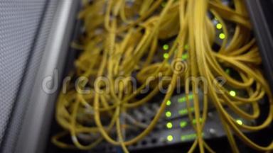 黄色光纤电缆。数据中心机架。闪烁绿色Led。模糊的超级计算机。视频中<strong>有</strong>轻微的噪音