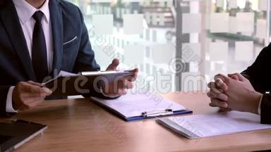 4k视频求职者面试两位商务人士在办公室与商务会议握手，结束交易