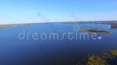 俄罗斯塞利格湖水面、岛屿和机动船的鸟瞰图