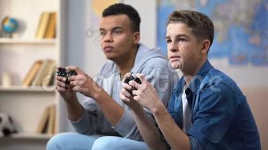 非洲裔美国和欧洲青少年玩电子游戏，沉迷于游戏