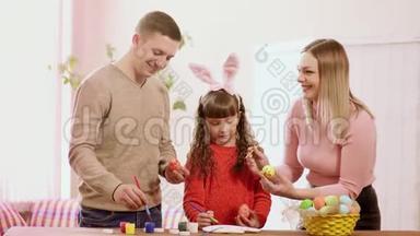女儿和父母正在为传统的复活节假期<strong>做准备</strong>。