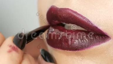 朱黑色红唇是用特殊的唇膏和唇彩刷制而成的，是专业化妆的