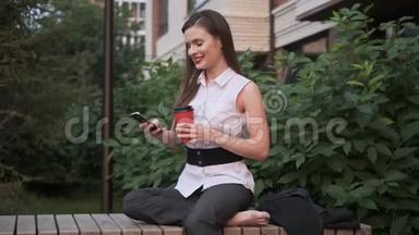 <strong>那年</strong>轻女子脱下鞋，坐在长凳上休息。女商人喝咖啡用