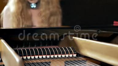 一个穿着黑色连衣裙，脸上戴着面具的女孩弹<strong>钢琴</strong>。 不寻常的音乐表演。 <strong>钢琴</strong>曲