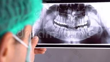 在一个<strong>招待</strong>会上牙医。 牙医在药片上显示了她的牙齿。 现代牙科。 在一张