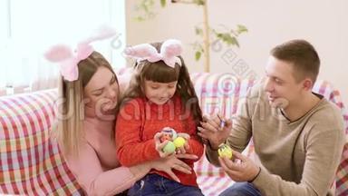 一家人的父母和女儿高加索人的样子，开心地庆祝逾越节，微笑着，捧着