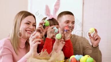 一家人突然用一个明亮漂亮的复活节彩蛋用刷子把手拉起来。