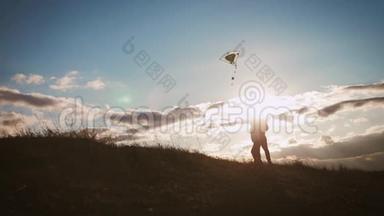 幸福的<strong>家庭</strong>父亲和孩子女儿在日落时在草地上放风筝。 有趣的<strong>家庭</strong>时光。 友好<strong>家庭</strong>的概念