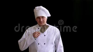 白种人的外表应该适合戴帽子的厨师，脸色阴沉，然后拿出一个大厨房