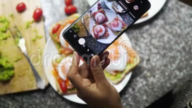 用荷包蛋和番茄拍摄健康鳄梨鲑鱼Bruschetta的照片。 移动食品摄影理念。