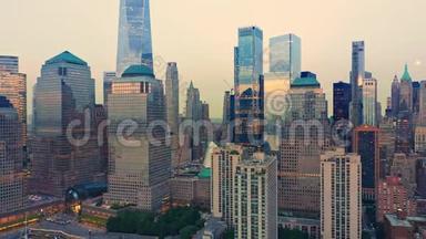 从纽约市摩天大楼缓慢撤退的无人机镜头