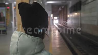火车站上的小女孩。 孩子在等火车，<strong>旅途</strong>愉快。 人，旅行，家庭，生活方式