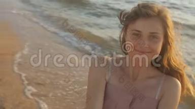 一个幸福的女孩在日出时旋转，女人牵着她心爱的男人的手，在海滨度<strong>蜜月</strong>，<strong>浪漫</strong>的假期。