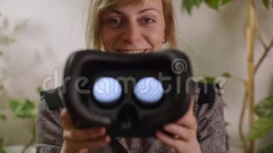 年轻女子把虚拟现实的护目镜放进照相机