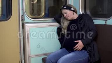 一位孕妇在<strong>地铁</strong>火车<strong>上</strong>睡着了。 旧<strong>地铁</strong>列车