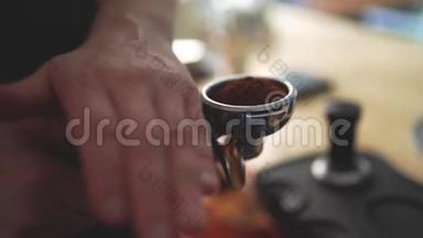 慢动作的过程，逐步制作咖啡.. 咖啡师手摇着刚磨好的咖啡豆