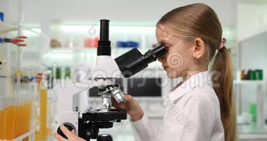 学生女孩在学校化学实验室用显微镜做实验4K