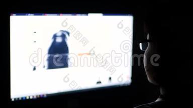 戴眼镜的黑发女人，晚上，使用电脑，在家里通过<strong>网店</strong>浏览网上购物