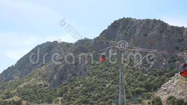 缆车，背景上<strong>挂红</strong>色拖车.. 土耳其安塔利亚。