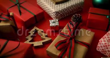 红色背景下包装的圣诞礼物和木杉树装饰