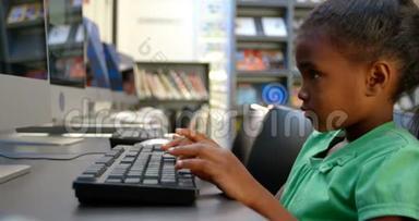 非裔美国女学生在4k学校图书馆使用计算机的侧视图