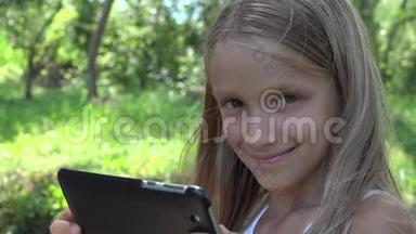 大自然中的童玩平板电脑，荡秋千中的微笑女孩玩电脑游戏4K
