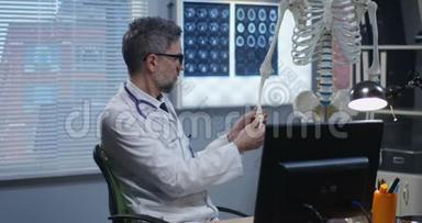 利用骨骼模型分析手部解剖的医生