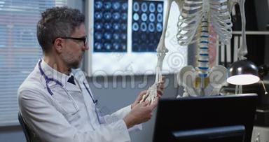 利用骨骼模型分析手部解剖的医生