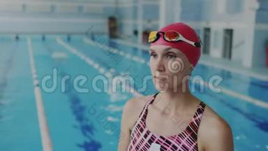 女子<strong>游泳运动员</strong>将护目镜戴在脸上以便在<strong>游泳</strong>池中水下漂浮的肖像。特写脸女子<strong>游泳运动员</strong>推杆
