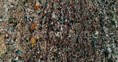 城市垃圾场 巨大的垃圾场.. 海鸥在垃圾上盘旋. 储存的垃圾。