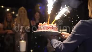 服务员带着一个快乐的女孩蛋糕和烟火在一个黑暗的房间与<strong>朋友</strong>的<strong>生日</strong>聚会。 25岁<strong>生日</strong>或
