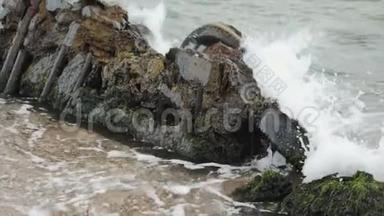 海浪拍打在海岸岩石的岩石上