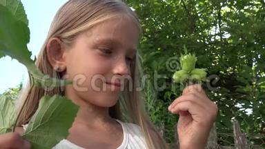 大自然中的儿童观黑榛果户外活动，校园女孩面对水果